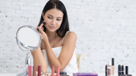 Makeup Tips: పండగలు, ఫంక్షన్ల సమయంలో ఇలా చేస్తే ..నేచురల్‌గానే మెరిసిపోతారు తెలుసా ?
