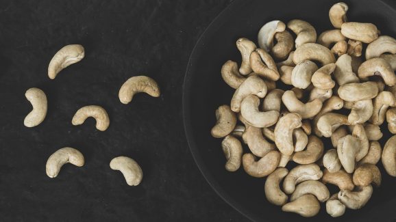 Cashew Side effects: జీడిపప్పులు ఇష్టమని ఎక్కువగా లాగిస్తున్నారా? జాగ్రత్త, ఈ సమస్యలన్నీ వచ్చి పడతాయి
