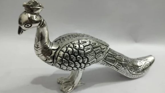 Silver Peacock Idol: ఈ వెండి విగ్రహం మీ  ఇంట్లో ఉంటే.. డబ్బే డబ్బు