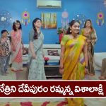 Trinayani Serial Today December 4th: ‘త్రినయని’ సీరియల్‌:   త్రినేత్రిని గుర్తు పట్టిన ఎస్సై – దేవీపురం రమ్మని చెప్పిన విశాలాక్షి