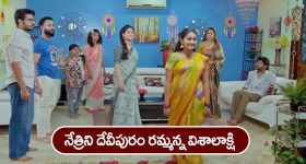 Trinayani Serial Today December 4th: ‘త్రినయని’ సీరియల్‌:   త్రినేత్రిని గుర్తు పట్టిన ఎస్సై – దేవీపురం రమ్మని చెప్పిన విశాలాక్షి