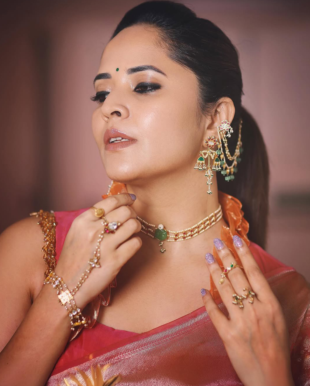 Anasuya: మిల మిల మెరిసిపోతున్న అనసూయ