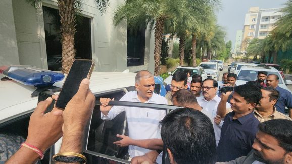 Harish Rao Arrest: మాజీ మంత్రి హరీష్‌రావు అరెస్ట్