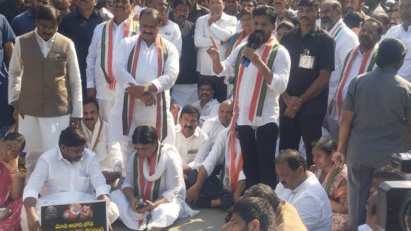Chalo Raj Bhavan Rally: ప్రధాని మోదీ వైఖరిపై నిరసన.. రోడ్డుపై బైఠాయించిన సీఎం రేవంత్‌రెడ్డి