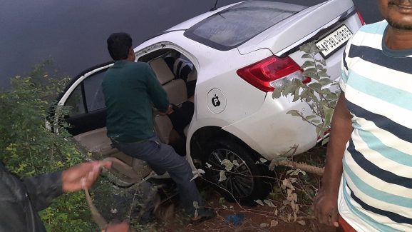 Yadadri Accident: యాదాద్రి జిల్లాలో ఘోర రోడ్డు ప్రమాదం, చెరువులోకి దూసుకెళ్లిన కారు