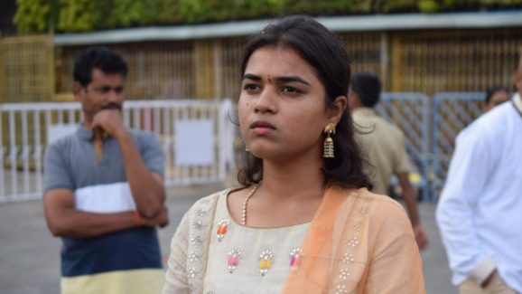 Mounika : జర్నలిస్ట్ ను పరామర్శకు హాస్పటిల్ కు వెళ్తున్న మనోజ్ భార్య