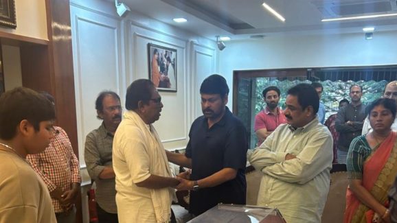 Chiranjeevi: ఎమ్మెల్సి రామచంద్రయ్య తనయుడు మృతి, నివాళులు అర్పించిన చిరంజీవి