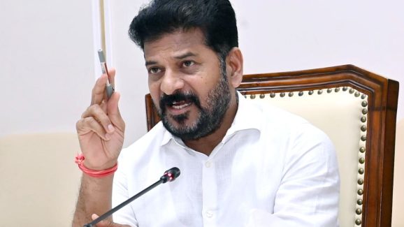 CM Revanth Reddy: పోలీసులపై సీఎం రేవంత్ రెడ్డి సీరియస్.. తెగిన ఆ రైతు సంకెళ్లు..