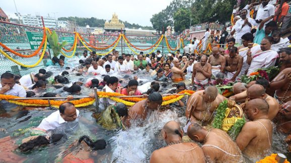 Tirumala Darshan Update: తిరుమలలో పెరిగిన భక్తుల రద్దీ.. ఏకంగా 29 కంపార్ట్మెంట్ లలో దర్శనంకై వెయిటింగ్..