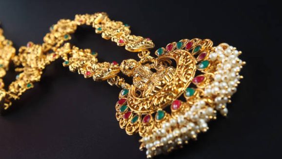 Today Gold Rate: గోల్డ్ కొనుగోలు చేసేవారికి గోల్డెన్ న్యూస్.. మళ్లీ దిగొచ్చిన బంగారం ధరలు..