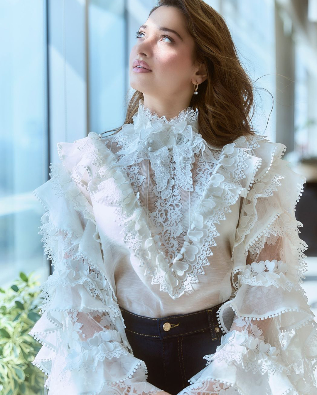Tamannaah Bhatia: వైట్ డ్రెస్సులో అందాల హద్దులు చెరిపేస్తున్న తమన్నా..