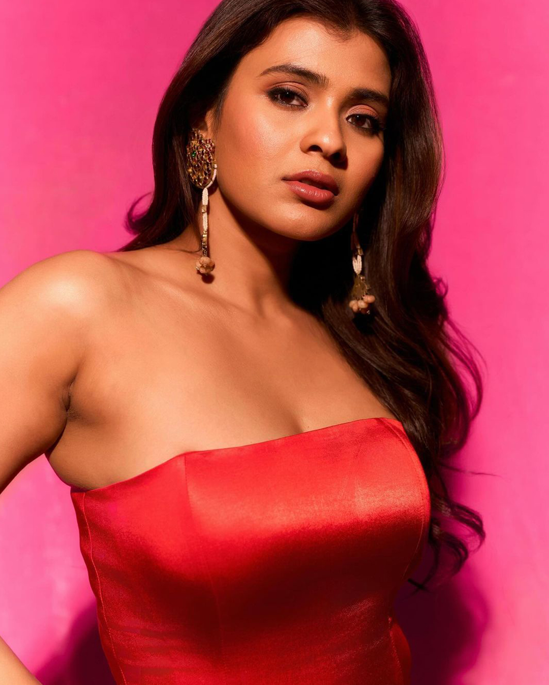 Hebah Patel: రొమాంటిక్ ఫోజులతో కుర్రాళ్లకు నిద్ర లేకుండా చేస్తున్న హెబ్బా పటేల్..