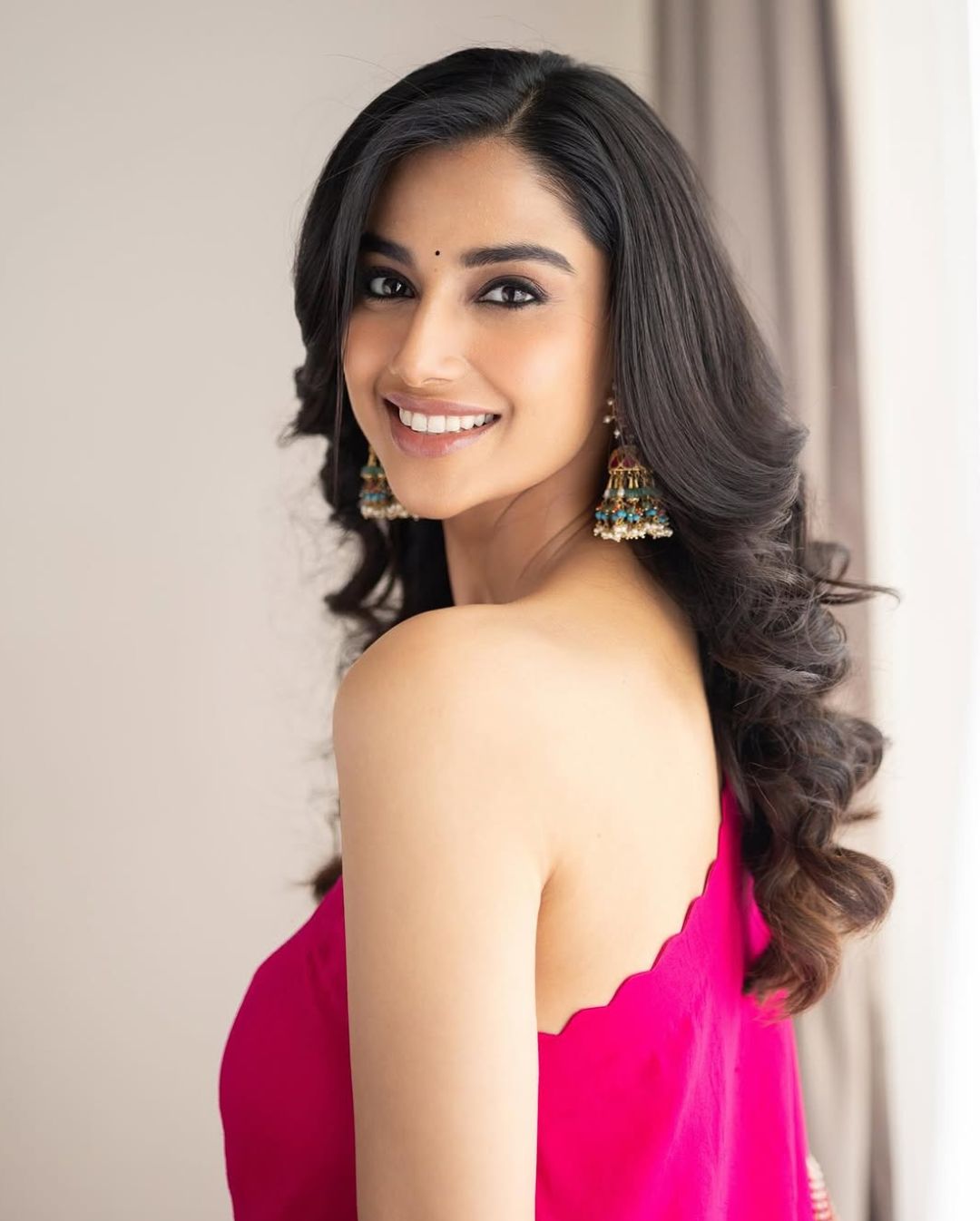 Meenakshi Chaudhary: పింక్ డ్రెస్‌లో మీనాక్షి.. కొత్త లుక్‌లో కవ్విస్తోందిగా!