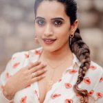 Sravanthi Chokarapu: తగ్గేదే లే అంటున్న యాంకర్.. మరో వెరైటీ లుక్‌లో అట్రాక్ట్ చేస్తున్న స్రవంతి