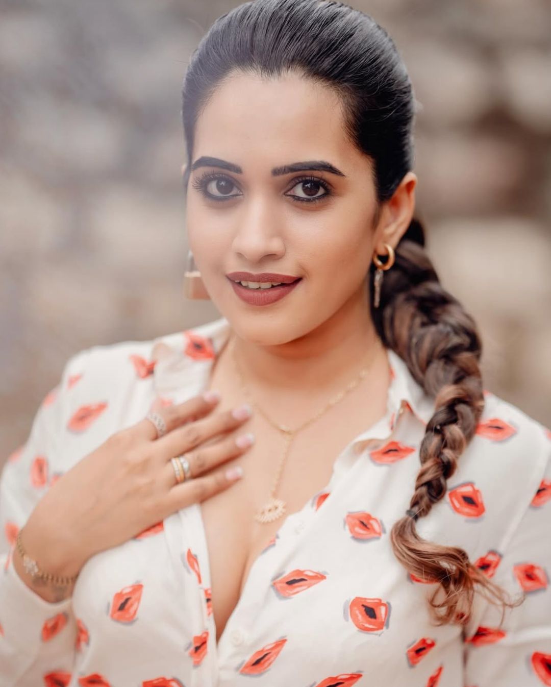 Sravanthi Chokarapu: తగ్గేదే లే అంటున్న యాంకర్.. మరో వెరైటీ లుక్‌లో అట్రాక్ట్ చేస్తున్న స్రవంతి