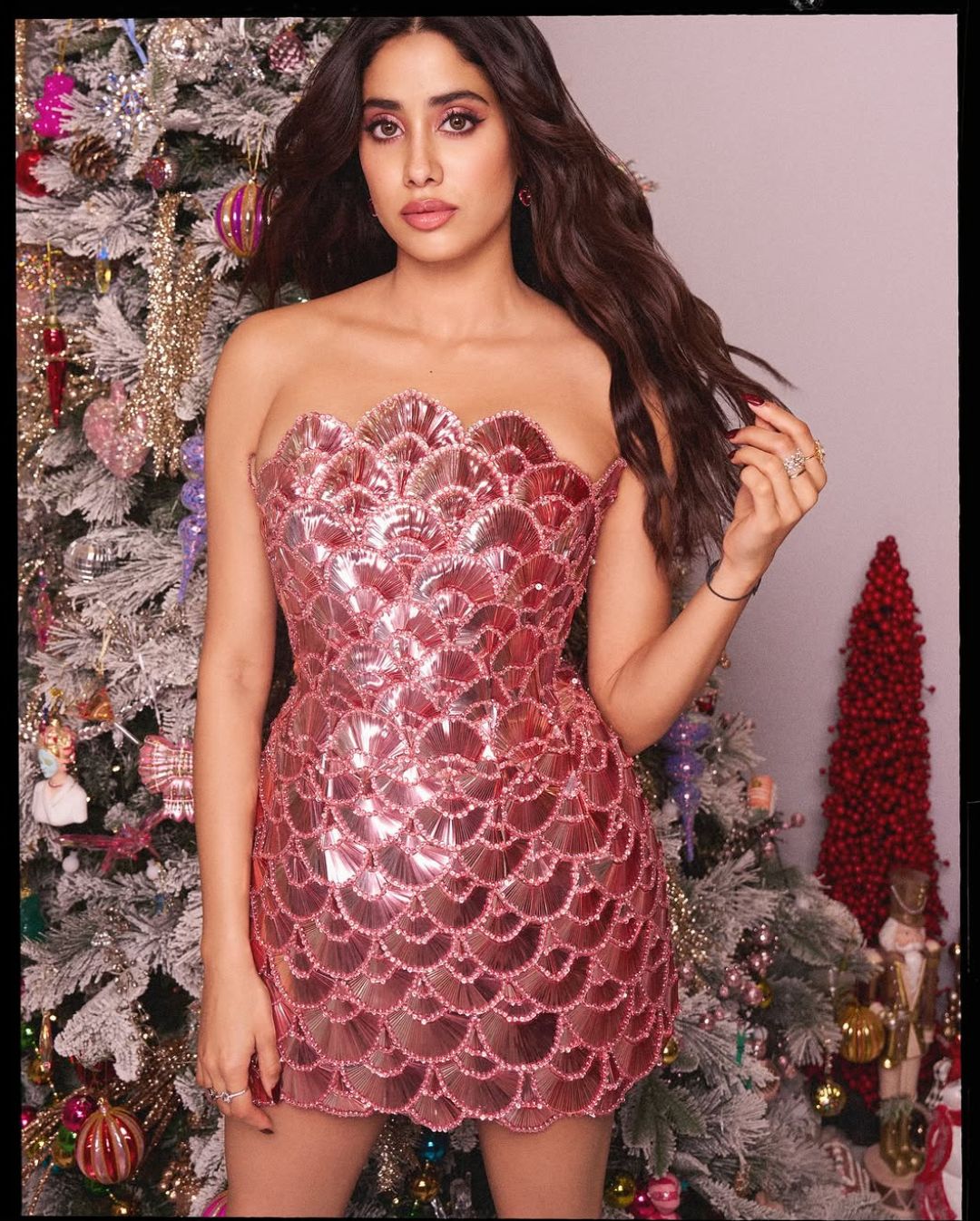 Janhvi Kapoor: క్రిస్మస్‌కు కొత్త గెటప్‌లో జాన్వీ కపూర్.. డ్రెస్ భలే ఉందే!
