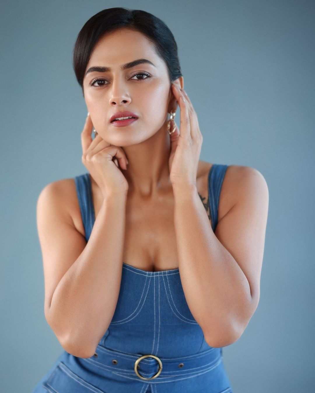 Shraddha Srinath: వాట్ ఏ బ్యూటీ.. అందంతో కనువిందు చేస్తున్న శ్రద్ధ..