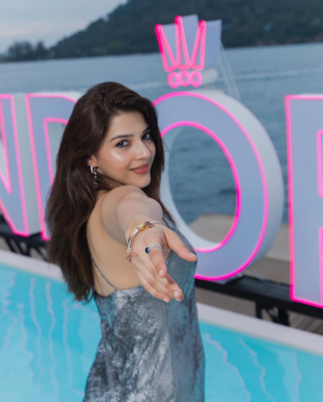 Mehreen: బుల్లి గౌనులో మెహ్రీన్ అందాలు.. థాయ్‌ల్యాండ్‌లో బిజీ బిజీ