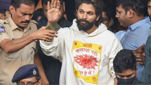 Allu Arjun Arrest: బన్నీ అరెస్ట్ అయ్యినప్పుడు వేసుకున్న టీ షర్ట్.. ఇది గమనించారా.. ?