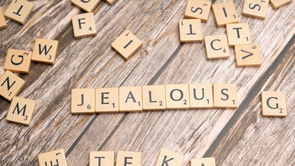 Jealous Symptoms: మీపై అసూయ పడేవారిలో కనిపించే లక్షణాలు ఇవే.. వారితో జర భద్రం!
