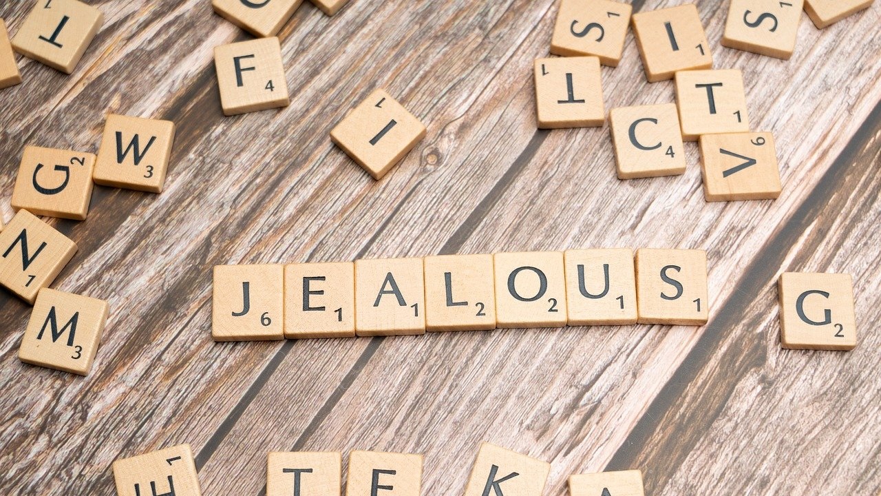 Jealous Symptoms: మీపై అసూయ పడేవారిలో కనిపించే లక్షణాలు ఇవే.. వారితో జర భద్రం!
