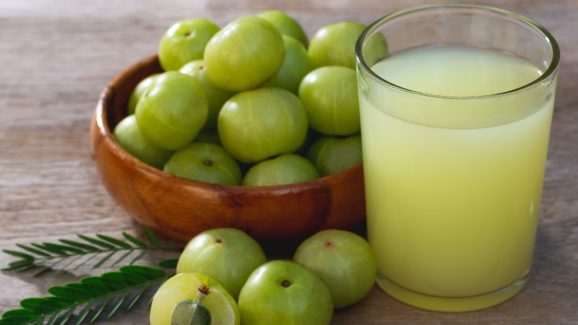 Health Tips: ఉసిరికాయ రసం త్రాగడం వల్ల ఇన్ని లాభాలా ?