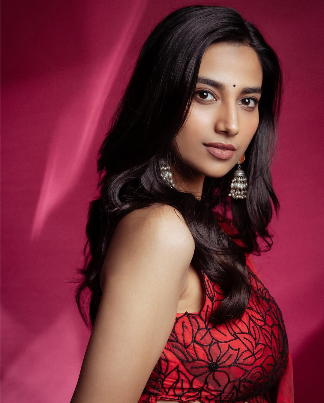 Meenakshi Chaudhary: లవ్లీ లుక్‌లో ‘లక్కీ భాస్కర్’ బ్యూటీ మీనాక్షి చౌదరి.. అలా చూస్తే గుండె జారుద్ది జాగ్రత్త!