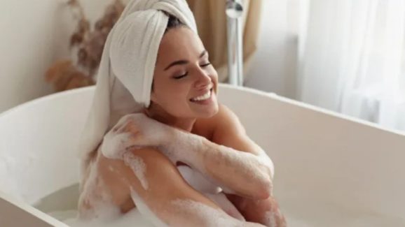 Beautiful Skin: స్నానం చేసే నీళ్లలో ఈ 5 కలిపితే.. మీ అందం రెట్టింపు