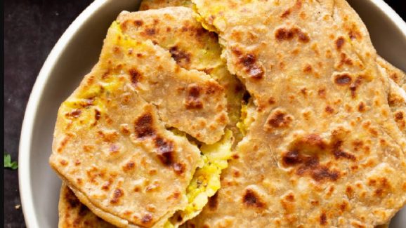 Aloo Paratha: పంజాబీ స్టైల్లో ఆలూ పరాటా ఇలా చేసేయండి, రెండు మూడు తినేయాలనిపిస్తుంది