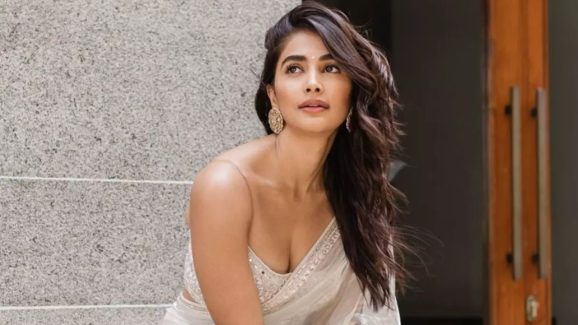 Pooja Hegde: మరో ఐటెంసాంగ్ లో బుట్టబొమ్మ.. ఈసారి ఆ స్టార్ హీరోతో రొమాన్స్.. ?