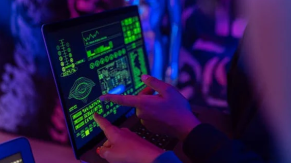 Spyware : ఈ Android స్పైవేర్ మీ ఫోన్ లో ఉందేమో చెక్ చేయండి! డేటాతో పాటు మీరూ ప్రమాదంలో పడినట్టే!