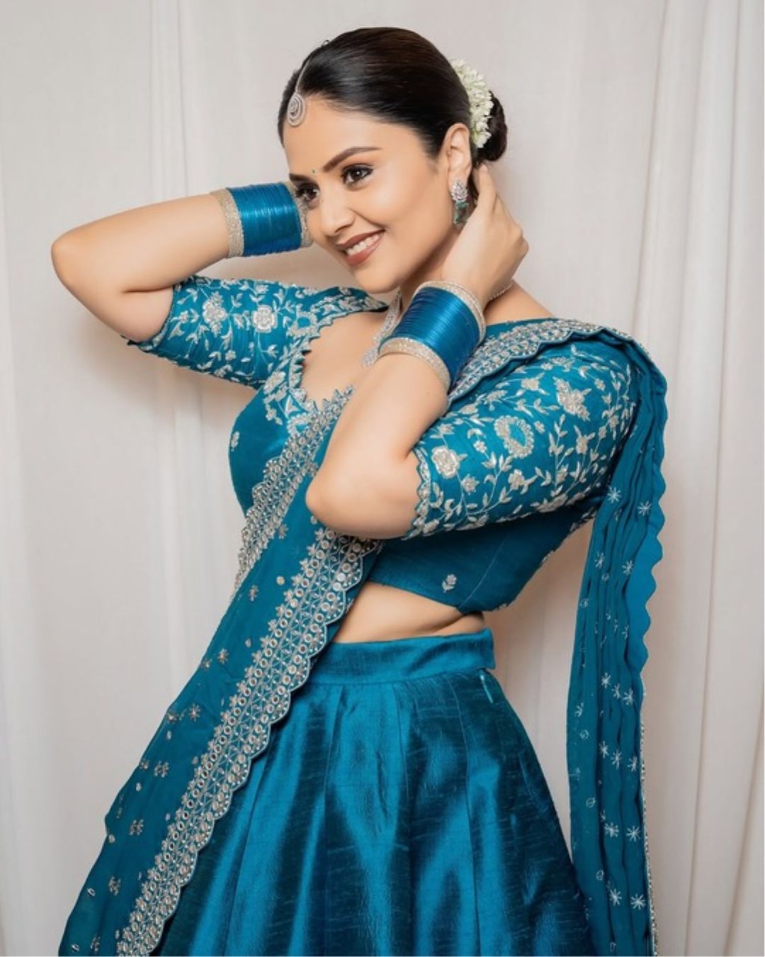 Sreemukhi: ఆ నడుము మడతలతో కుర్రాళ్లకు కునుకు లేకుండా చేస్తుందిగా..