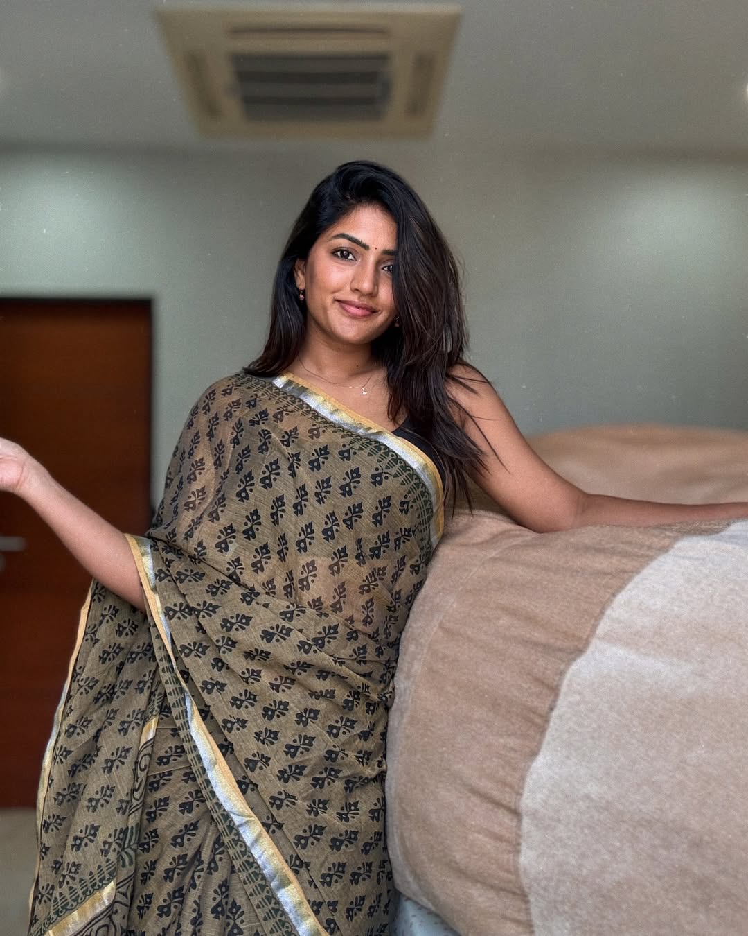 Actress Eesha Rebba photo gallary