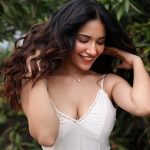 Ruhani Sharma: నేచర్ మధ్య మబ్బుల్లో జాబిలిలా రుహానీ శర్మ అందాలు..