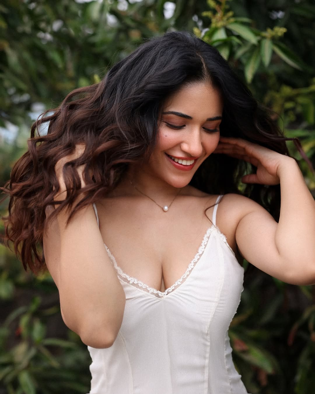 Ruhani Sharma: నేచర్ మధ్య మబ్బుల్లో జాబిలిలా రుహానీ శర్మ అందాలు..