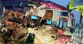Suryapet Accident: సూర్యాపేటలో ఆగి ఉన్న లారీని ఢీకొట్టిన ట్రావెల్ బస్సు - నలుగురు దుర్మరణం