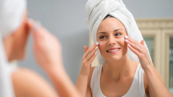 Oil For Face: ముఖానికి ఆయిల్ అప్లై చేస్తున్నారా ?