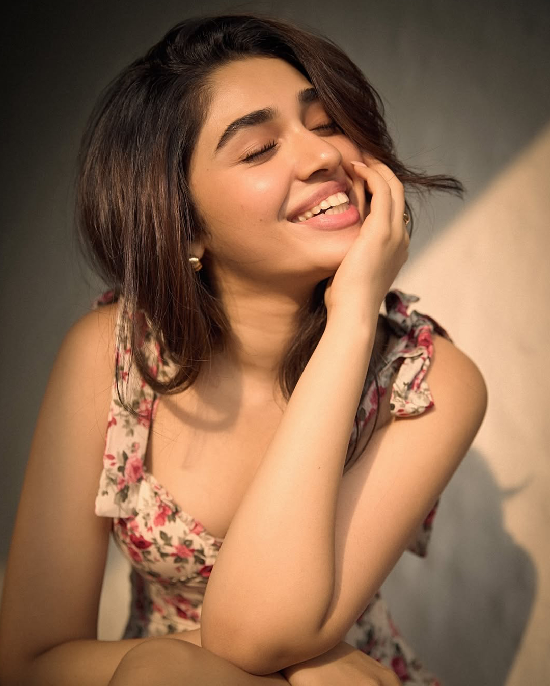 Krithi Shetty: ముసి ముసి నవ్వుల్లో కృతి శెట్టి.. మేటరేమైనా ఉందా?
