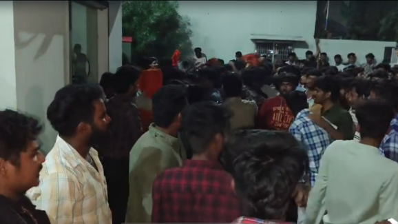 Medchal Students Protest : అర్థరాత్రి ఇంజినీరింగ్ విద్యార్థుల ధర్నా.. న్యాయం చేయాలని డిమాండ్..