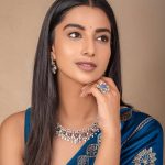 Meenakshi Chaudhary: మీనాక్షి చౌదరి వల్ల ఆ శారీకి అందం వచ్చింది