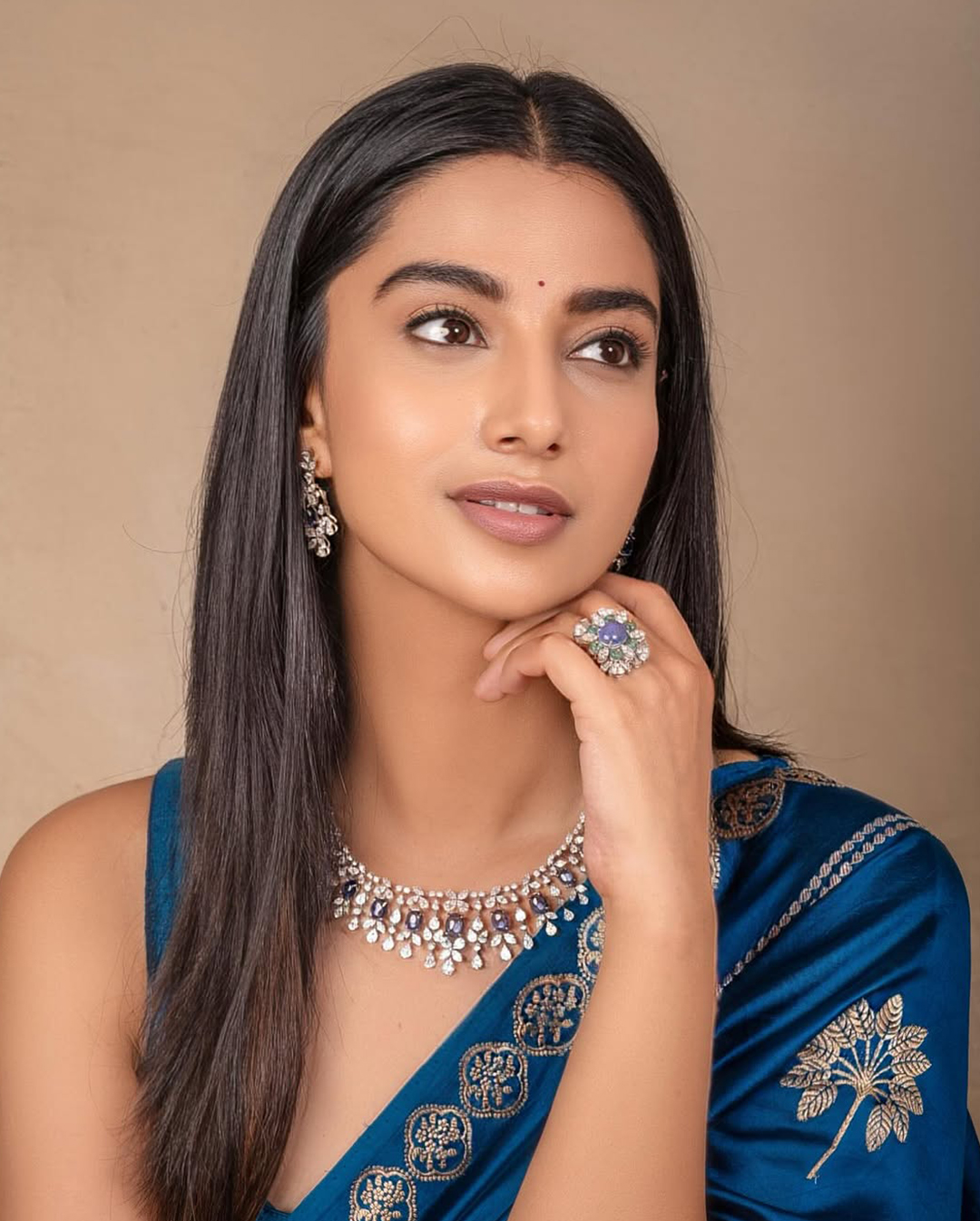 Meenakshi Chaudhary: మీనాక్షి చౌదరి వల్ల ఆ శారీకి అందం వచ్చింది