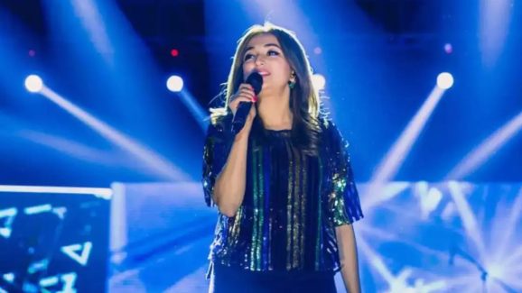 Singer Monali Thakur : సడన్ గా లైవ్ ఆపేసి పరుగులు తీసిన స్టార్ సింగర్… ఆసుపత్రిలో అడ్మిట్