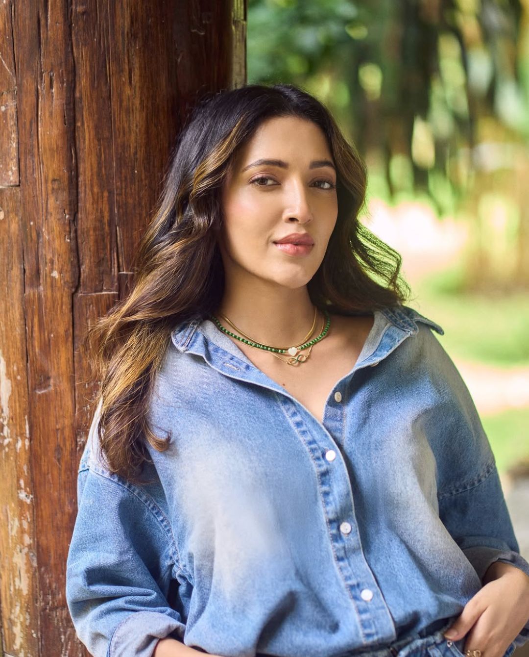 Neha Shetty:  టిల్లు బ్యూటీ కిల్లింగ్ లుక్స్.. ఆ చూపులకు ఫిదా అవ్వాల్సిందే…