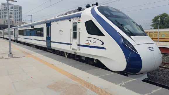 Indian Railways: ఆ ఉద్యోగులకు గుడ్ న్యూస్, ఇకపై తేజస్, వందే భారత్ రైళ్లలోనూ ఆ సౌకర్యం!