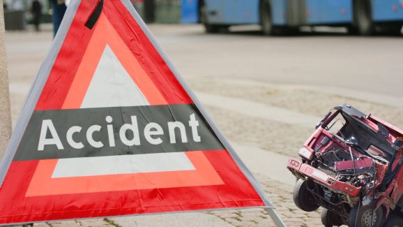 Adilabad Road Accident: కాసేపట్లో ఆలయానికి.. అంతలోనే ప్రమాదం.. 40 మంది భక్తులకు తీవ్ర గాయాలు