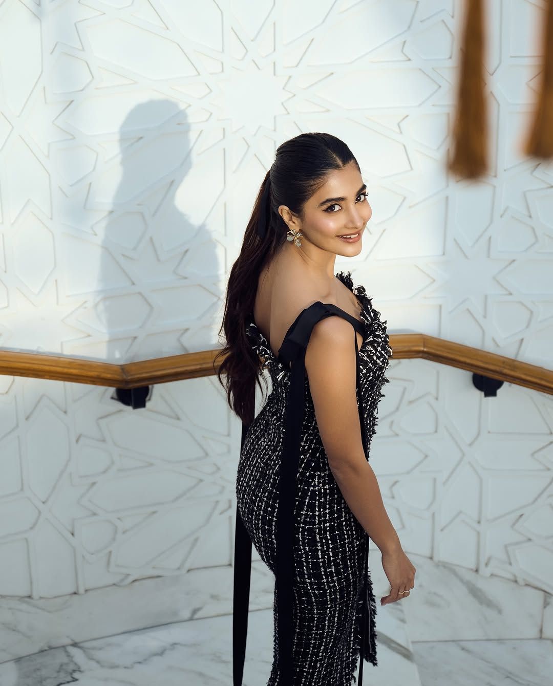 Pooja Hegde: బ్లాక్ డ్రెస్ లో వయ్యారంగా ఫోటోలకు ఫోజులిచ్చిన బుట్టబొమ్మ..!
