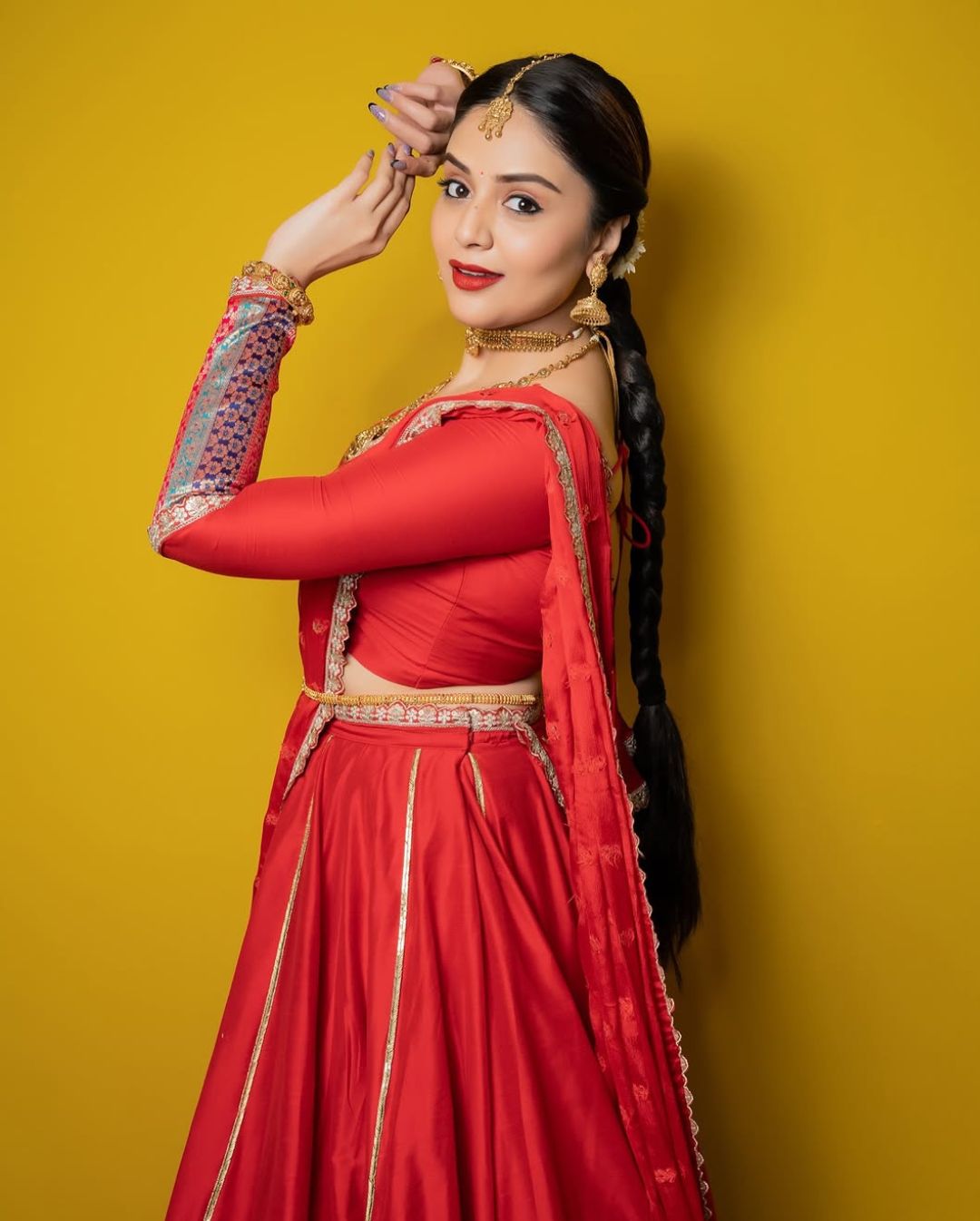 Sreemukhi: అందాల రాముల‌మ్మ‌.. రెడ్ కలర్‌లో అద‌ర‌హో అనిపిస్తున్న శ్రీముఖి