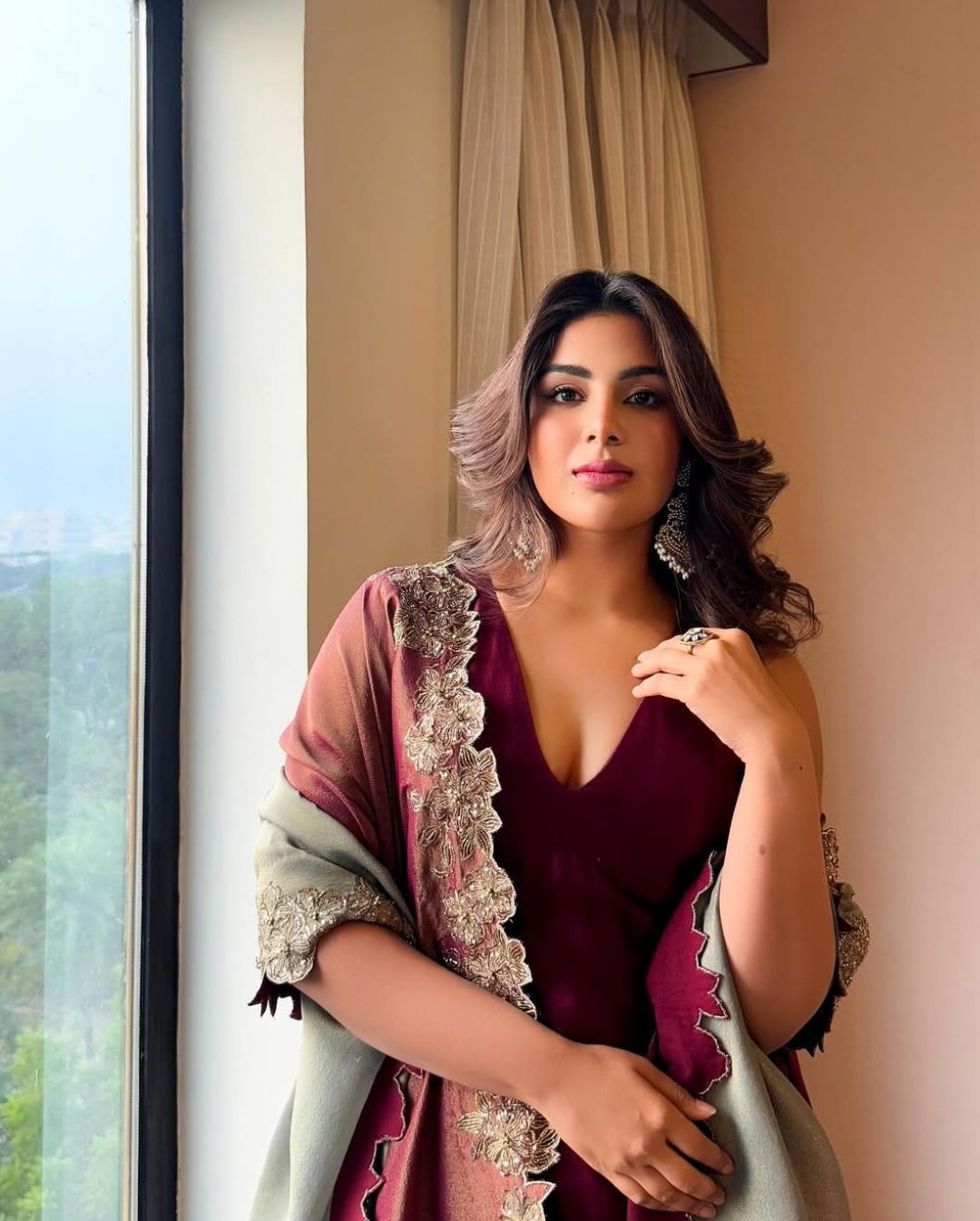 Samyuktha Menon: పరమ్ సుందరిలా సంయుక్త మీనన్.. డీప్ నెక్ డ్రెస్‌లో అదిరిందిగా.!