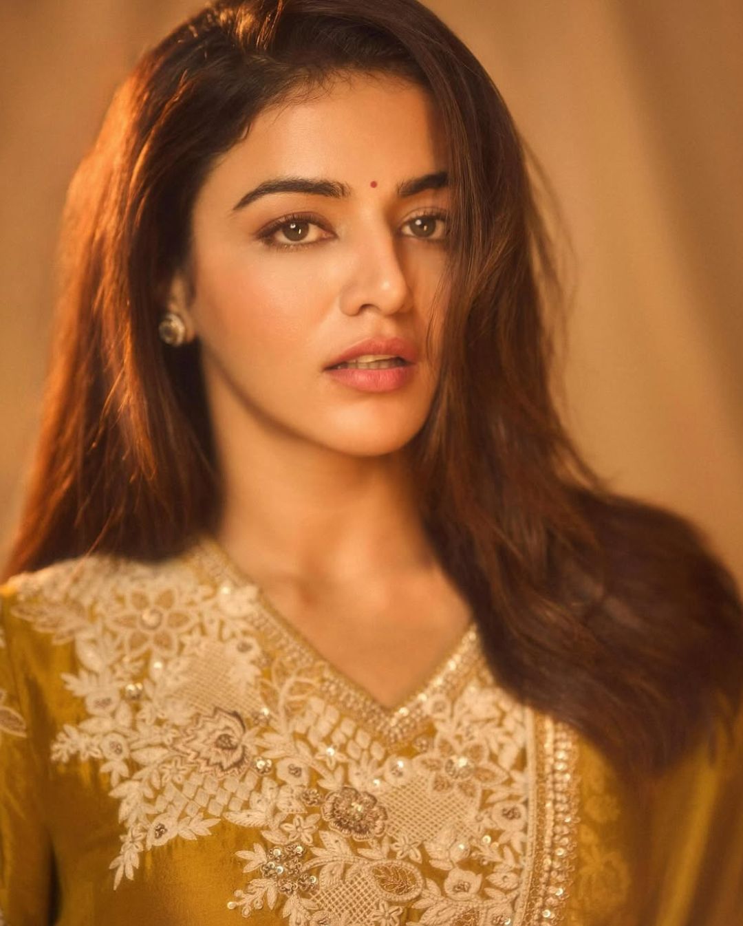 Wamiqa Gabbi: ట్రెడీషినల్ డ్రెస్సులో వామికా.. ఆ కళ్లు చూస్తూ ఉండిపోవచ్చేమో.!