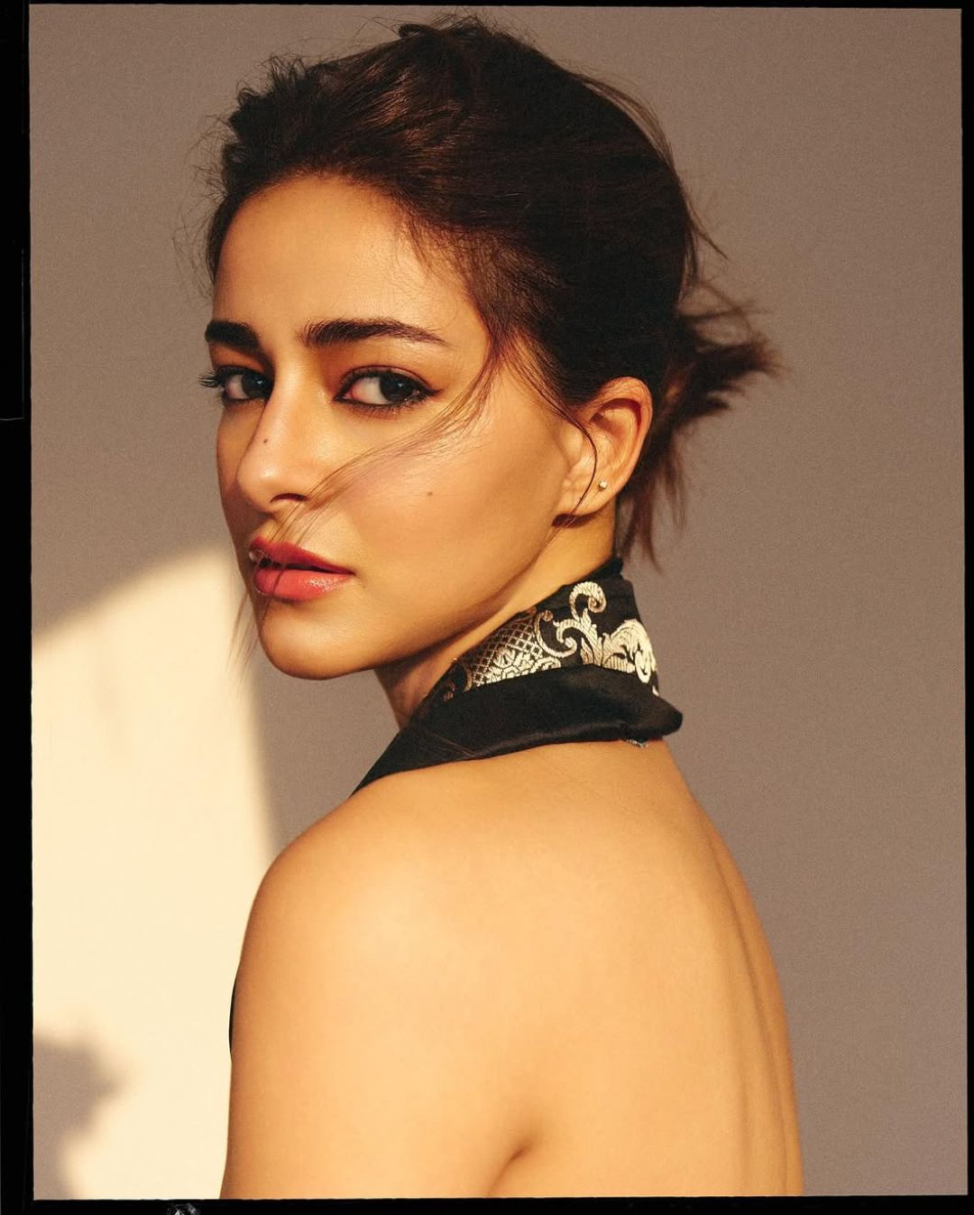 Ananya Panday: బ్యాక్‌లెస్ డ్రెస్‌లో బాలీవుడ్ బ్యూటీ.. చూపులతోనే మత్తెక్కిస్తోందే.!